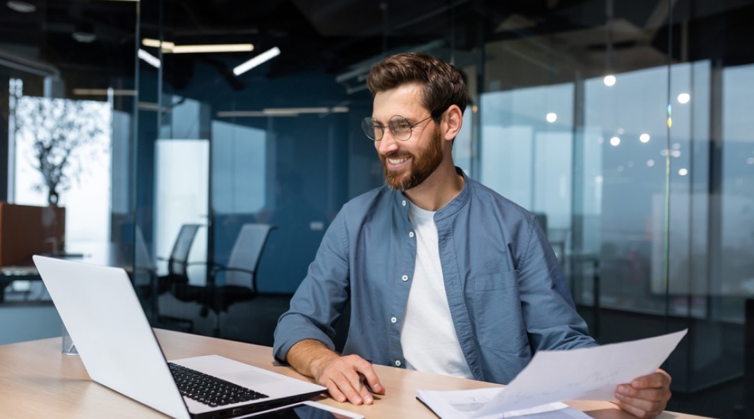 Surplus income calculation illustrated through analysis of income and expenses in personal financial management