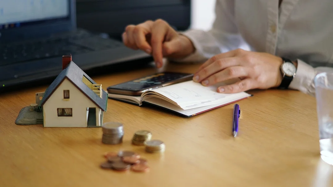 Image illustrating steps to buy a house in the Canada, including financing, searching, and legal processes.
